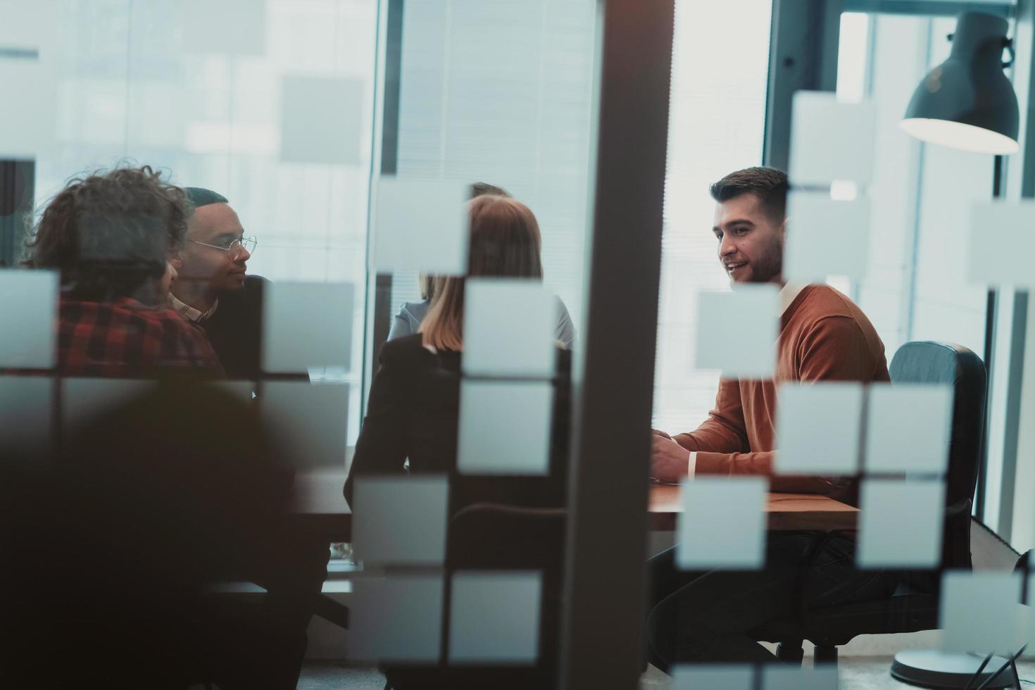 equipe de sucesso. grupo de jovens empresários multiétnicos trabalhando e se comunicando juntos no escritório criativo. foco seletivo foto