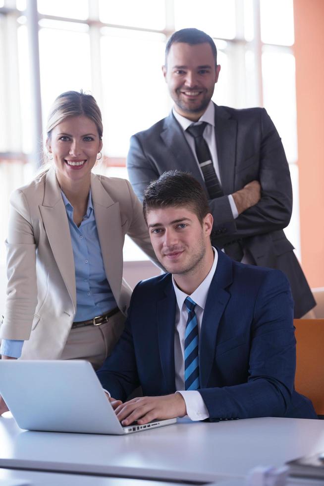 homem de negócios no escritório foto