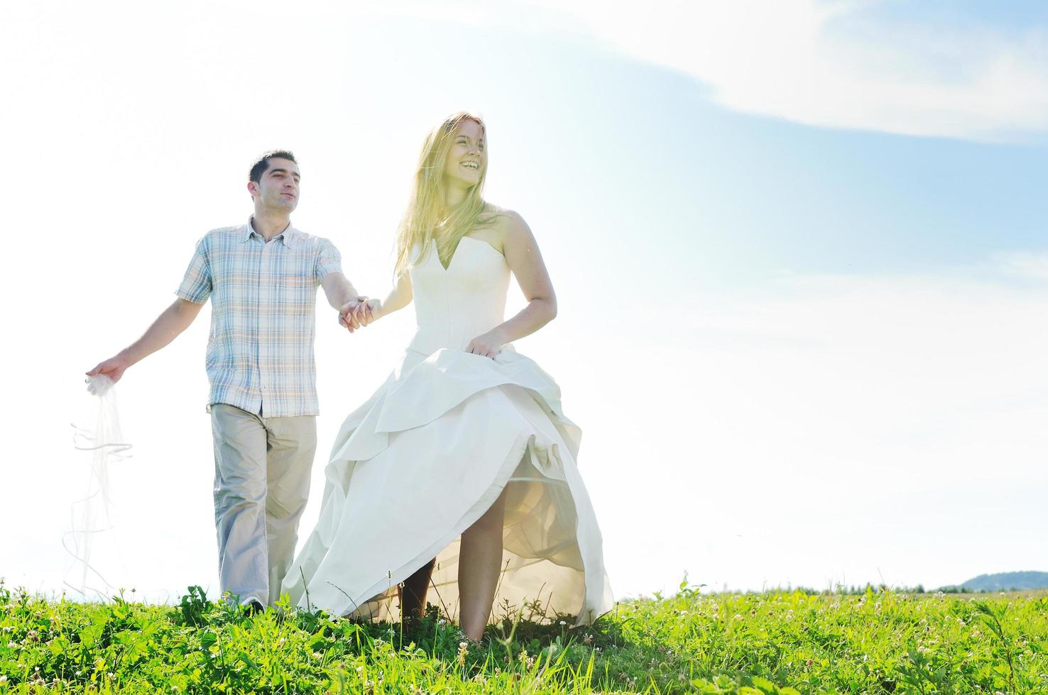 noiva e noivo felizes ao ar livre foto