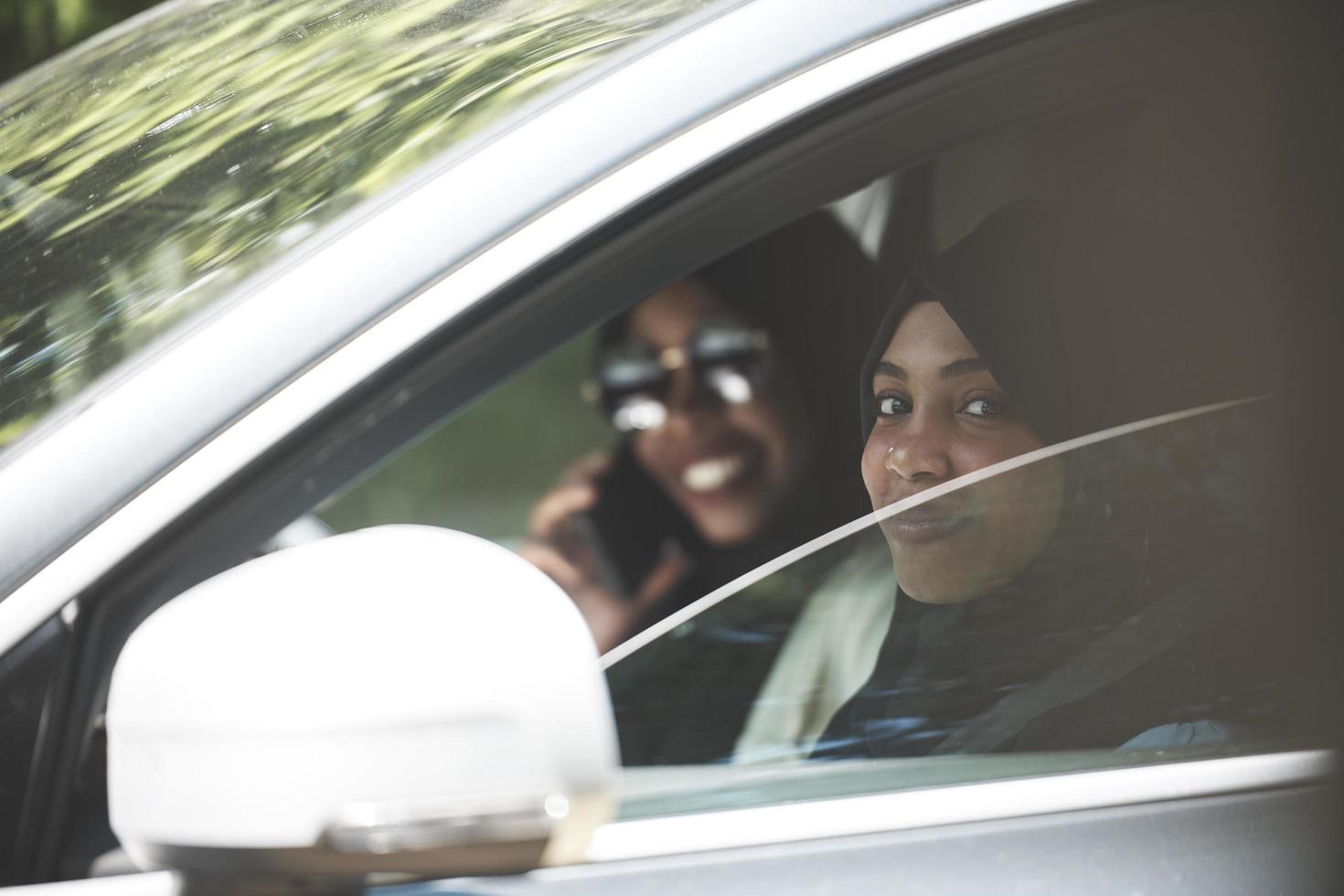 casal de mulher árabe viajando de carro foto