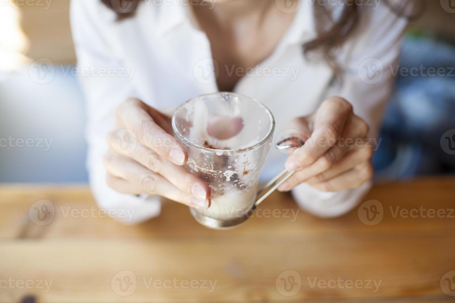 café cappuccino vazio nas mãos da mulher foto