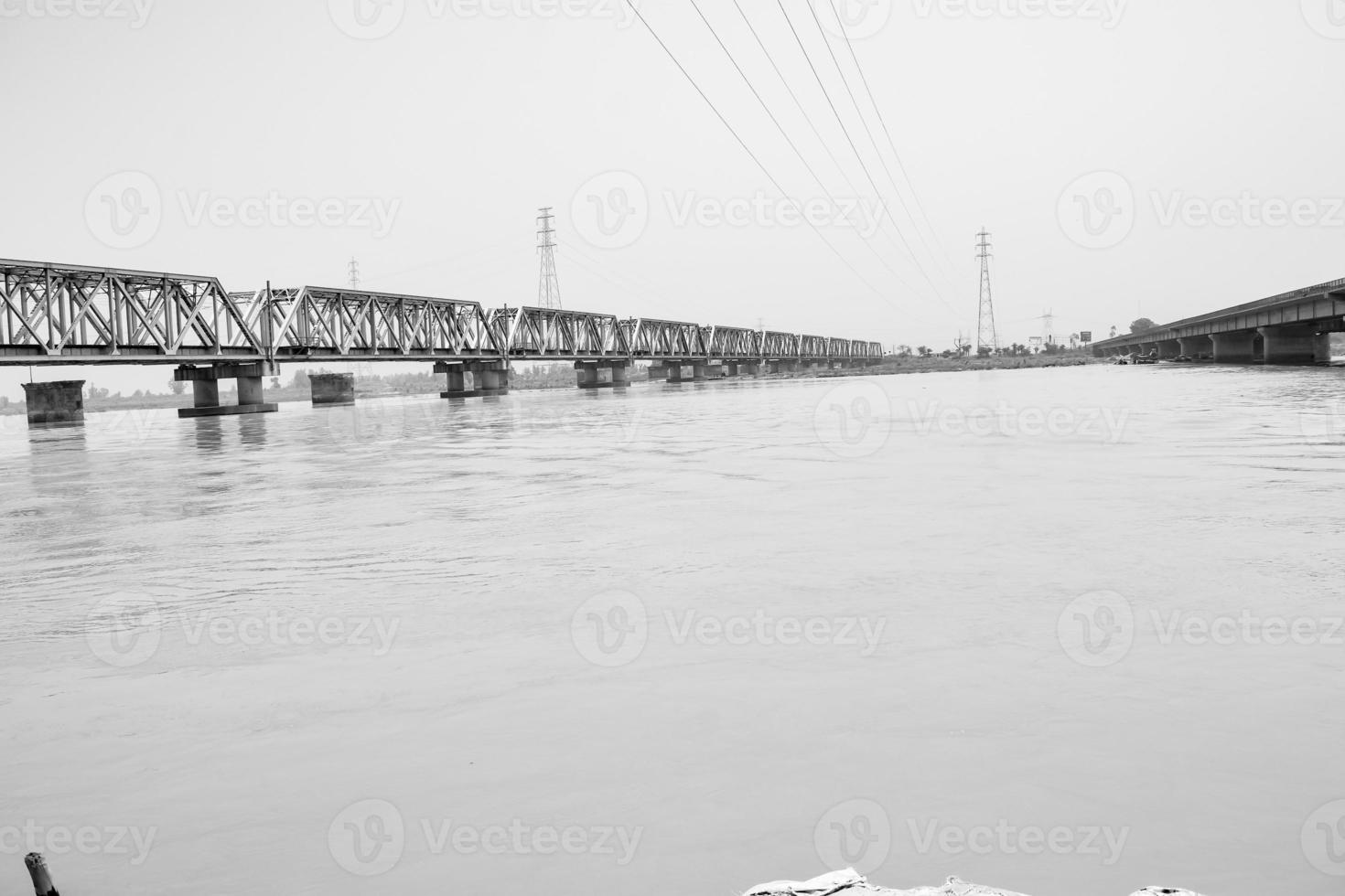 ganga como visto em garh mukteshwar, uttar pradesh, índia, acredita-se que ganga seja o rio mais sagrado para os hindus, vista de garh ganga brij ghat, que é famoso lugar religioso para hindu - preto e branco foto