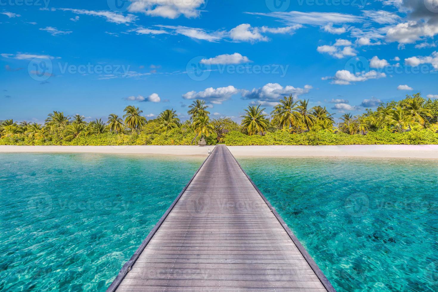 panorama incrível em maldivas. luxo resort vilas vista do mar com palmeiras, areia branca e céu azul. bela paisagem de verão. fundo de praia incrível para férias de férias. conceito de ilha paradisíaca foto