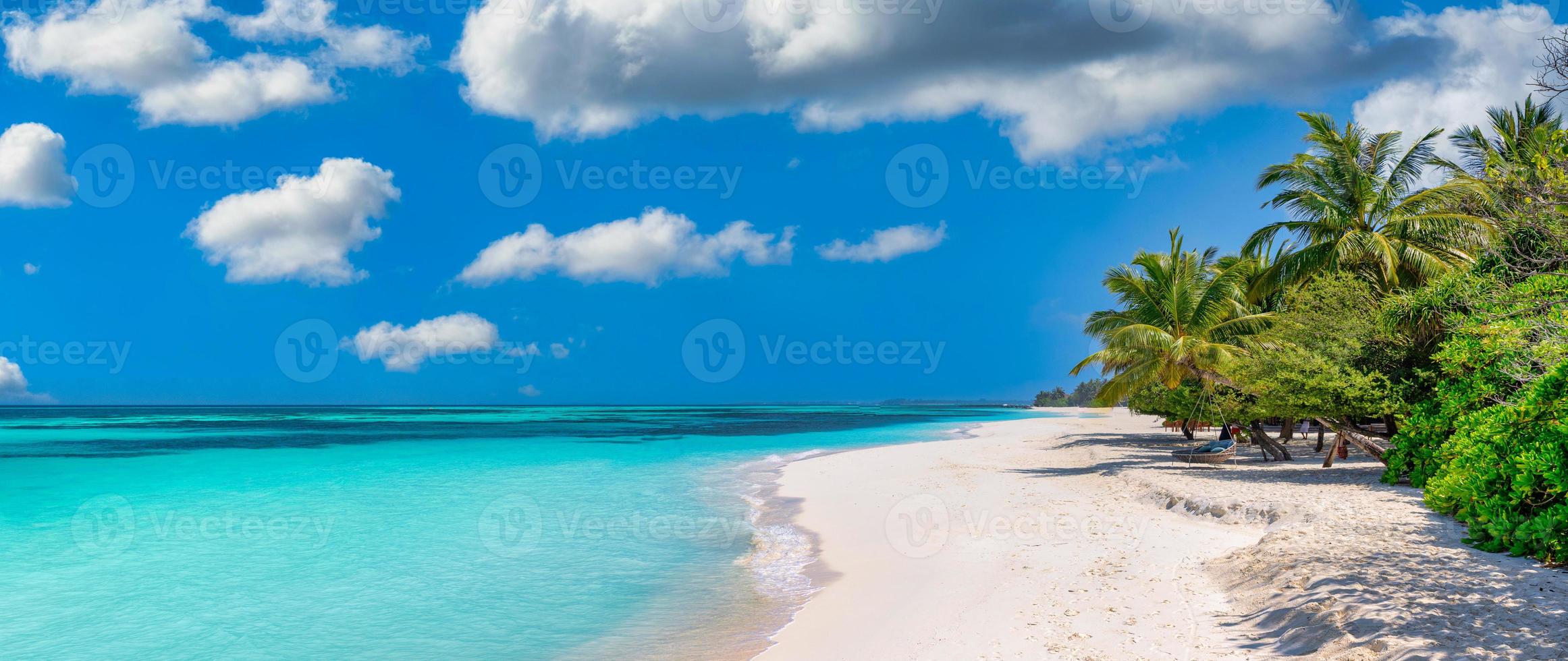 praia da ilha paradisíaca. paisagem tropical de verão cênico, céu de areia do mar com palmeiras. destino de férias de viagens de luxo. paisagem de praia exótica. natureza incrível, relaxe, modelo de natureza de liberdade foto
