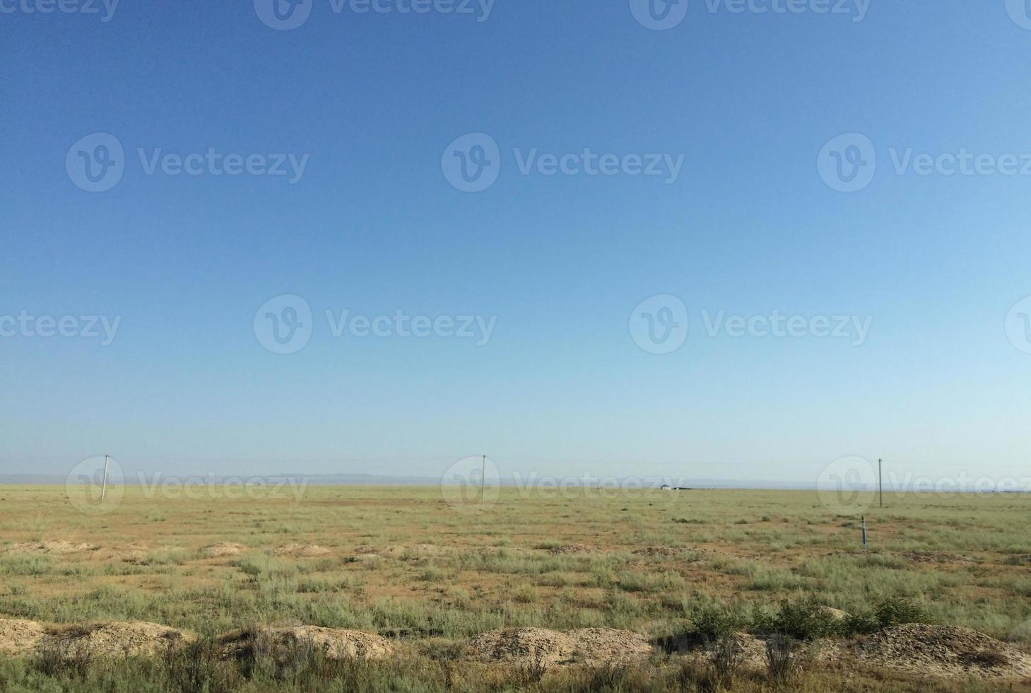 a ampla paisagem de estepe no casaquistão foto