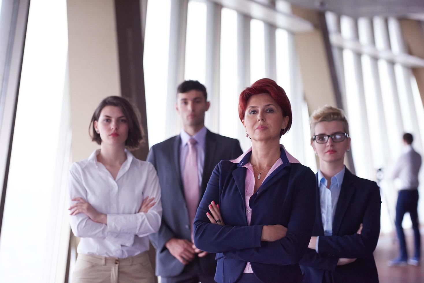 grupo de empresários diversos com mulher ruiva na frente foto