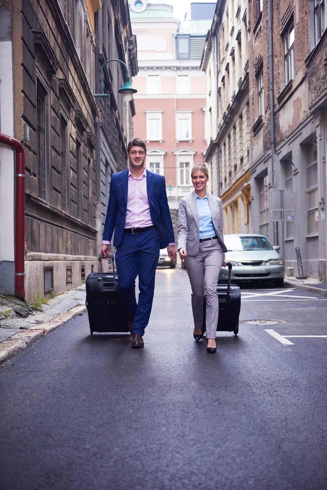 casal de empresários entrando no hotel foto