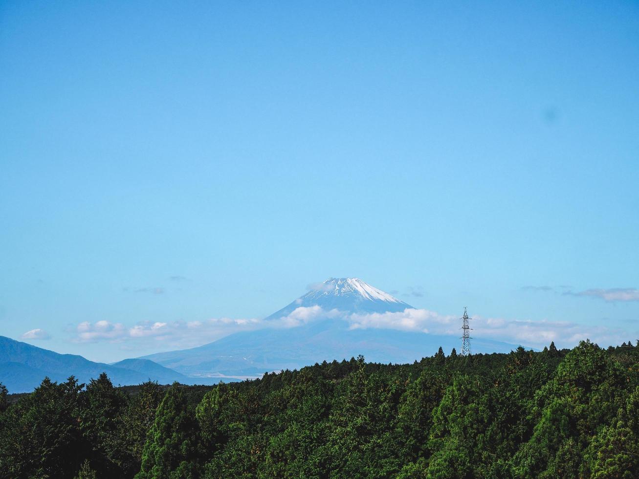 a beleza natural com a montanha fuji no japão foto