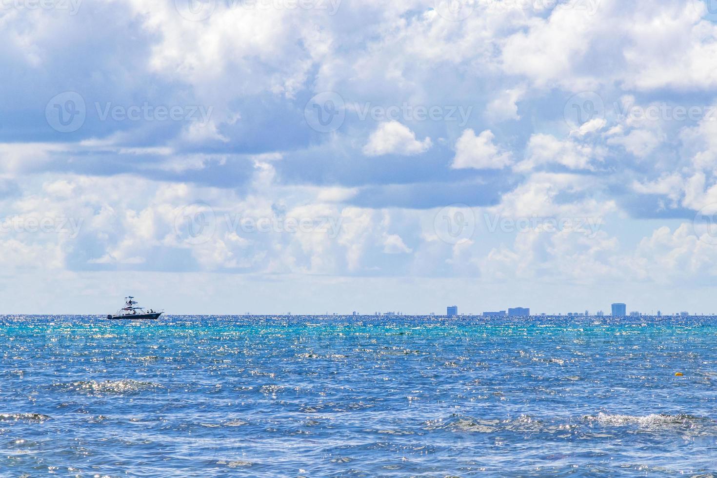 barcos iates navio jetty beach em playa del carmen méxico. foto