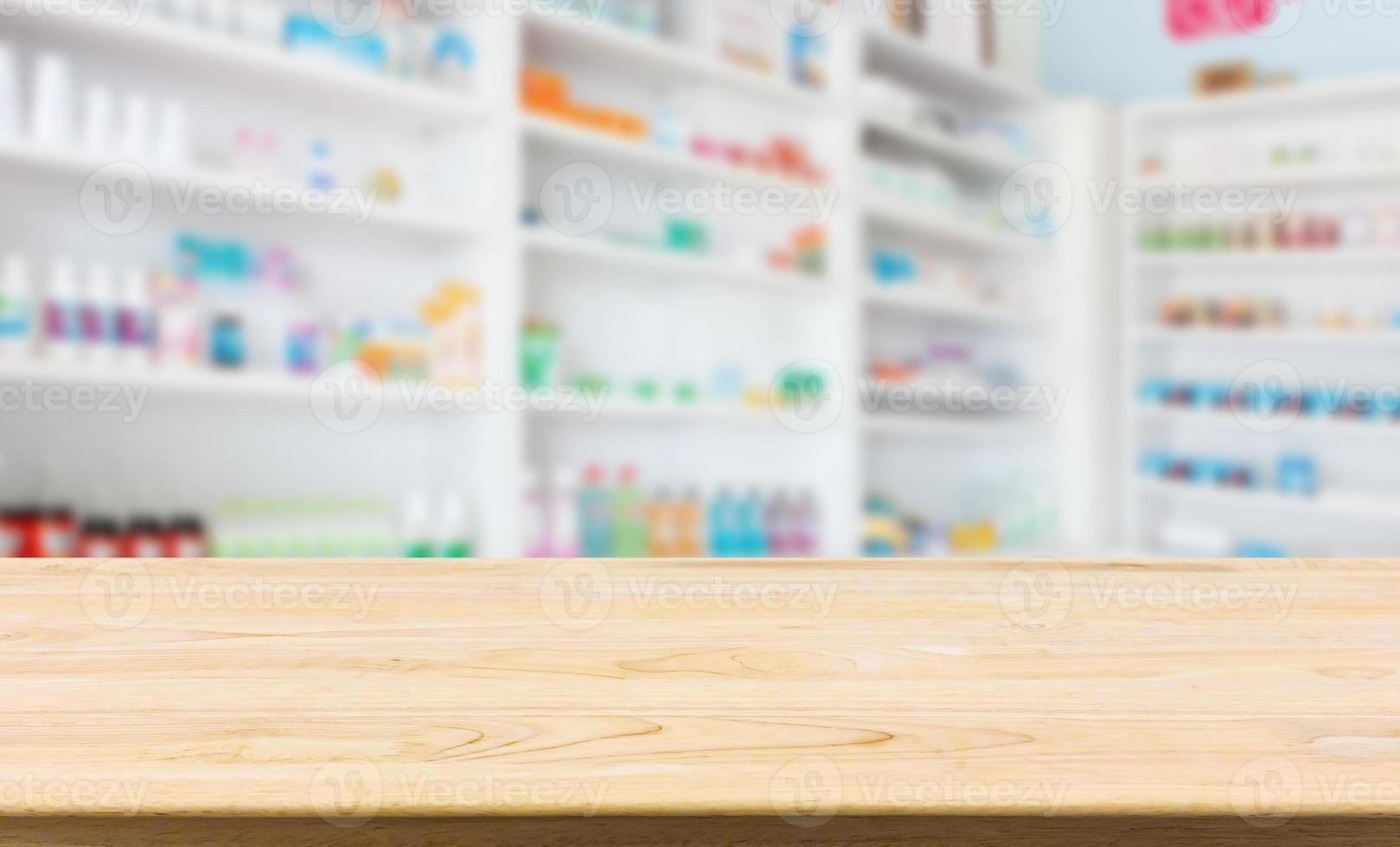 mesa de balcão de farmácia de farmácia com fundo abstrato desfocado com medicamentos e produtos de saúde nas prateleiras foto