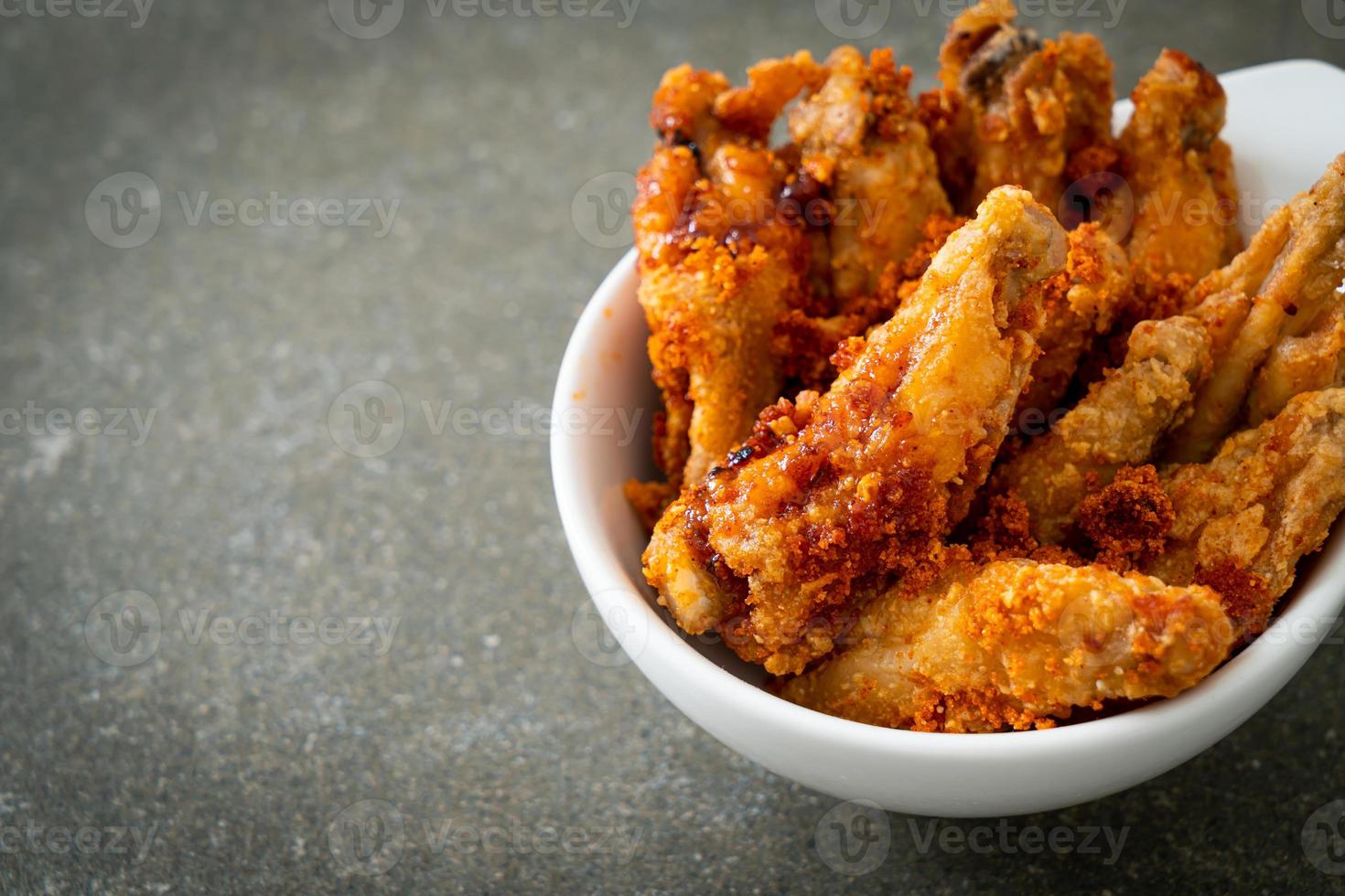 Asas de frango de churrasco frito na tigela foto