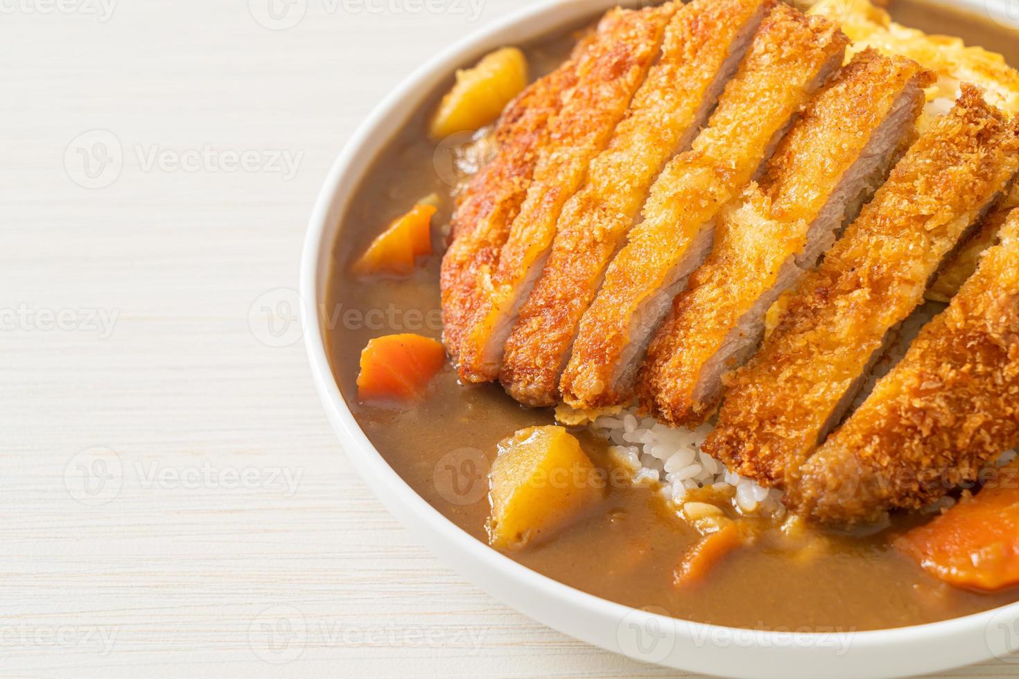 arroz de curry com costeleta de porco frita e omelete cremosa foto