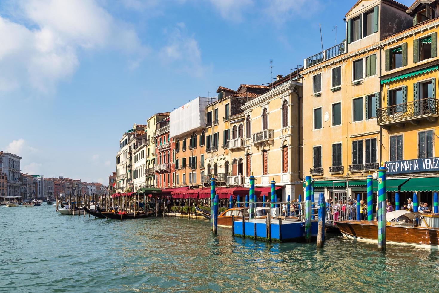 veneza, itália - 12 de outubro. edifícios coloridos ao longo de um canal em veneza, em 12 de outubro de 2014. pessoas não identificadas. foto