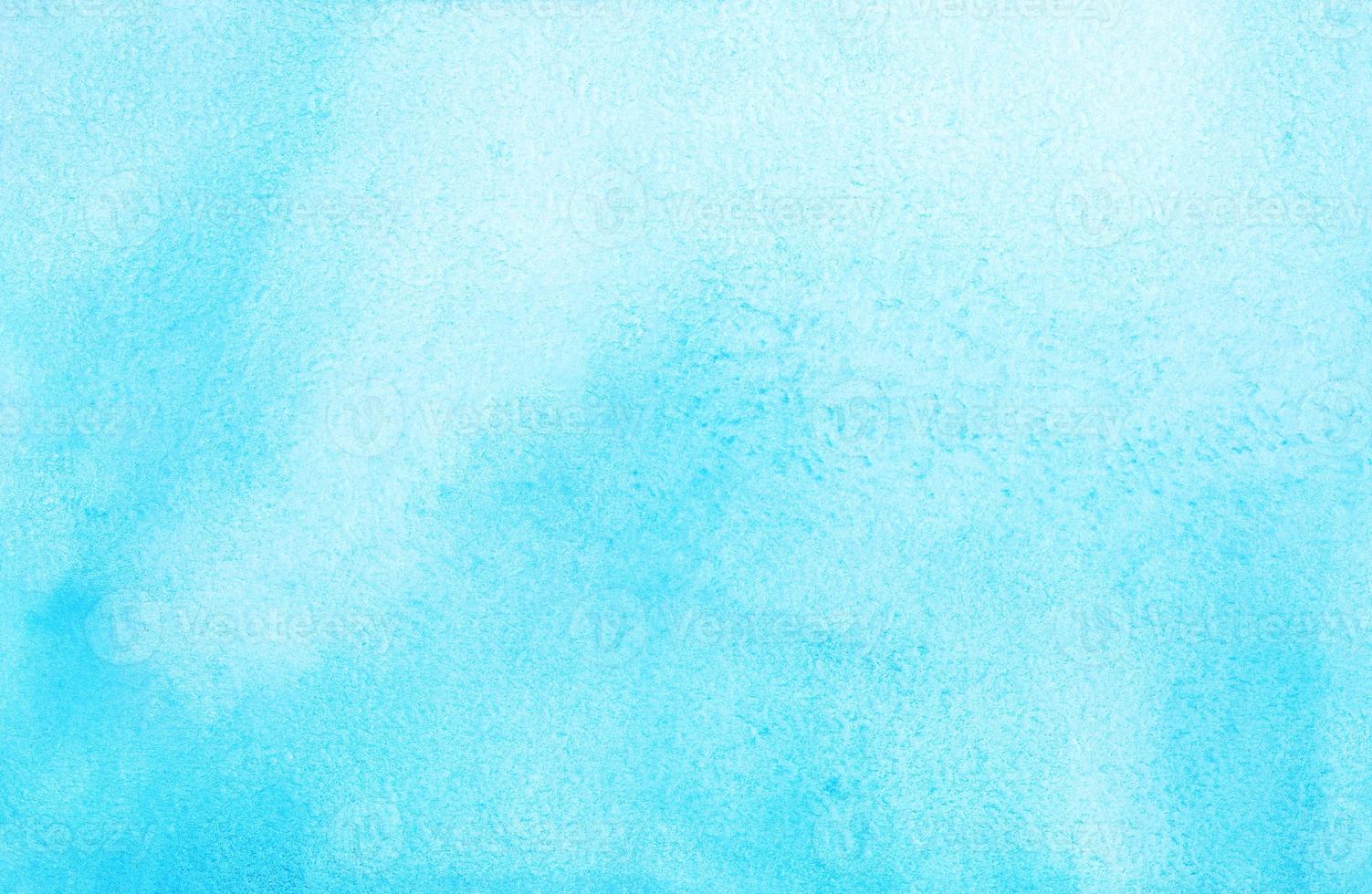 pintura de fundo azul ciano claro em aquarela. manchas de aquarela azul céu brilhante no papel. pano de fundo artístico. foto