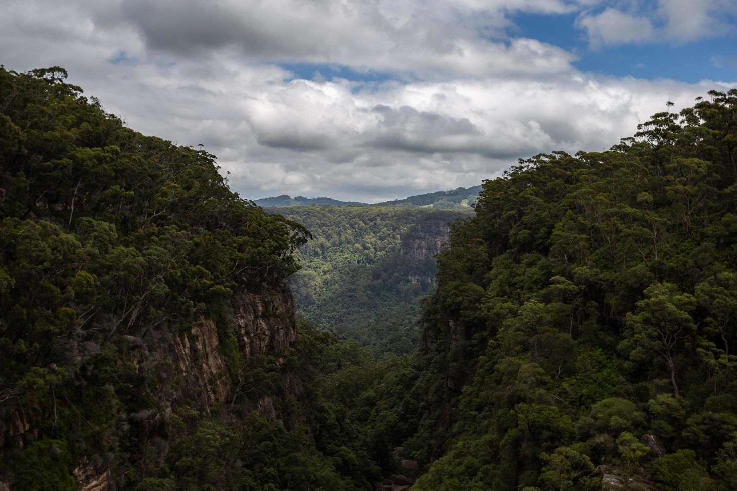 vale entre duas montanhas verdes foto