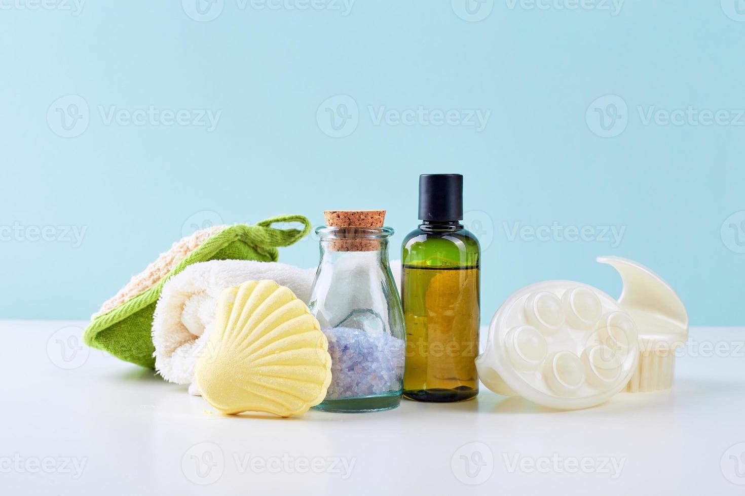 acessórios de banheiro - shampoo, bucha, toalha, sal de banho e escova corporal foto