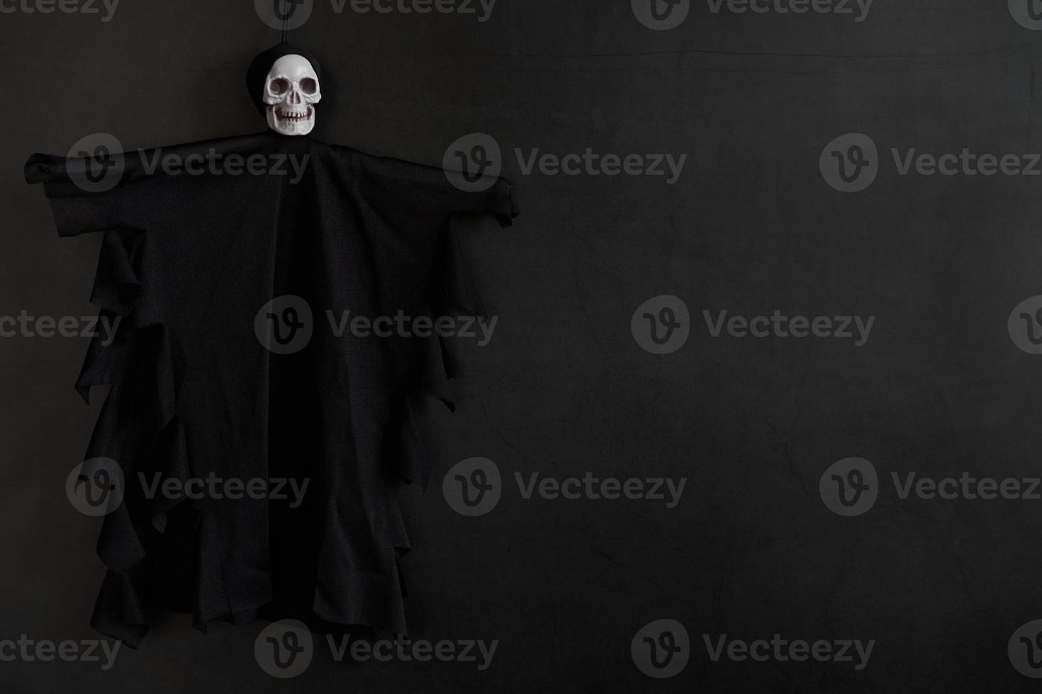 fundo escuro de halloween com decoração de esqueleto ou fantasma e lugar para texto foto