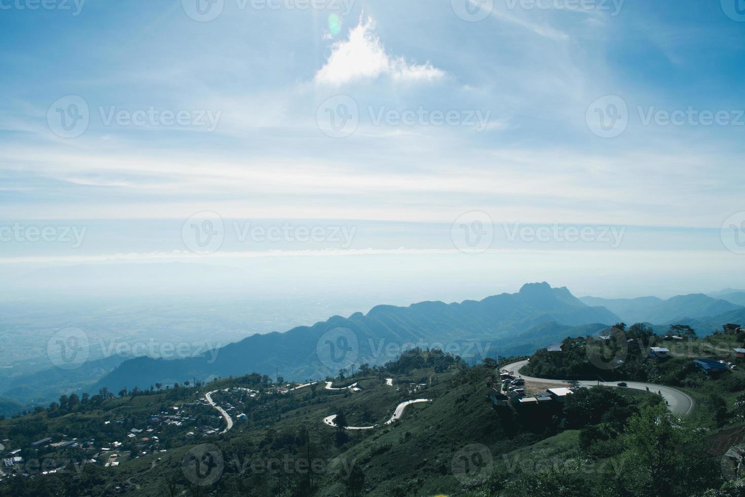 natureza paisagem floresta de montanha, campo de primavera de manhã em phu tub berk, tailândia foto