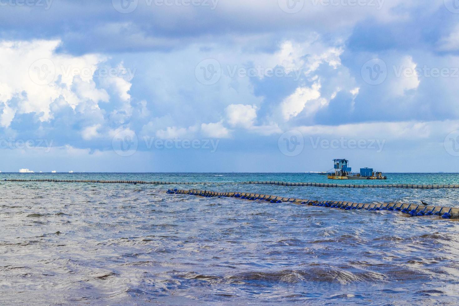 barcos iates navio jetty beach em playa del carmen méxico. foto