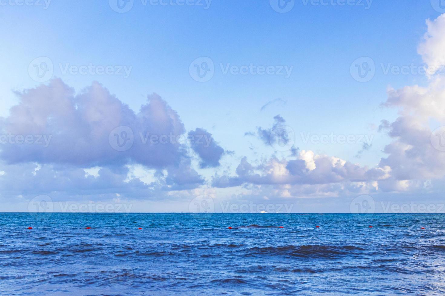 vista panorâmica da paisagem tropical para a paisagem urbana da ilha de cozumel, méxico. foto