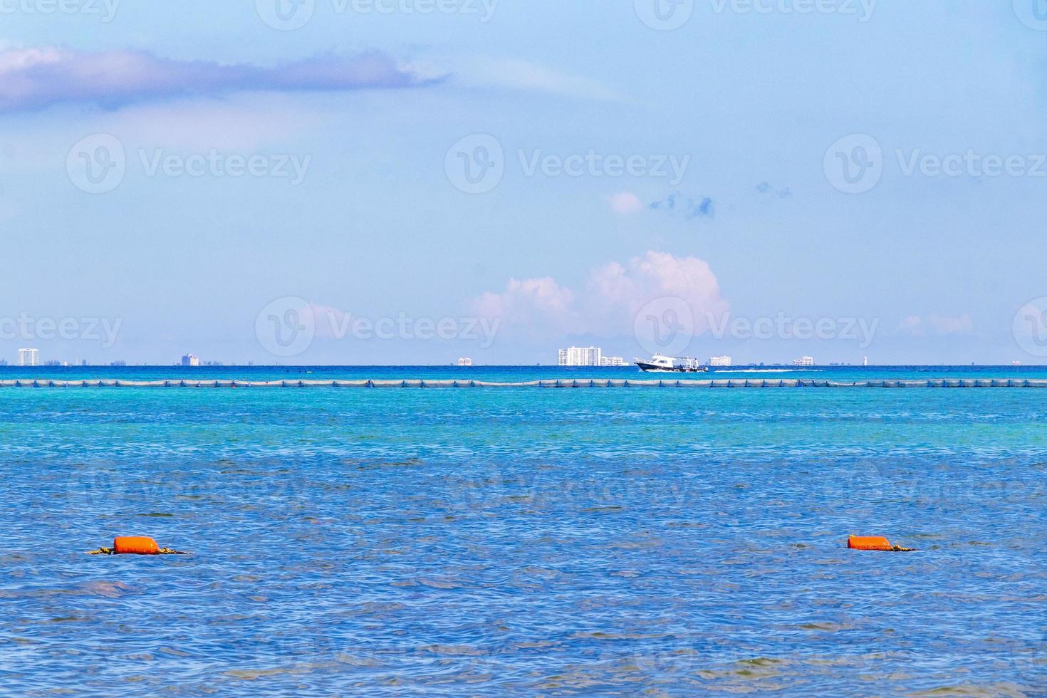 vista panorâmica da paisagem tropical para a paisagem urbana da ilha de cozumel, méxico. foto