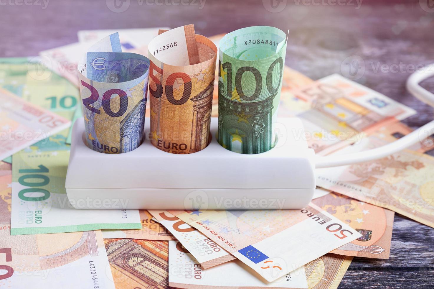 soquete com notas europeias e mais dinheiro euro na superfície de madeira foto