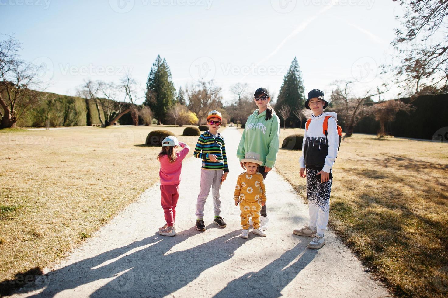 mãe com quatro filhos no parque lednice, república tcheca. foto