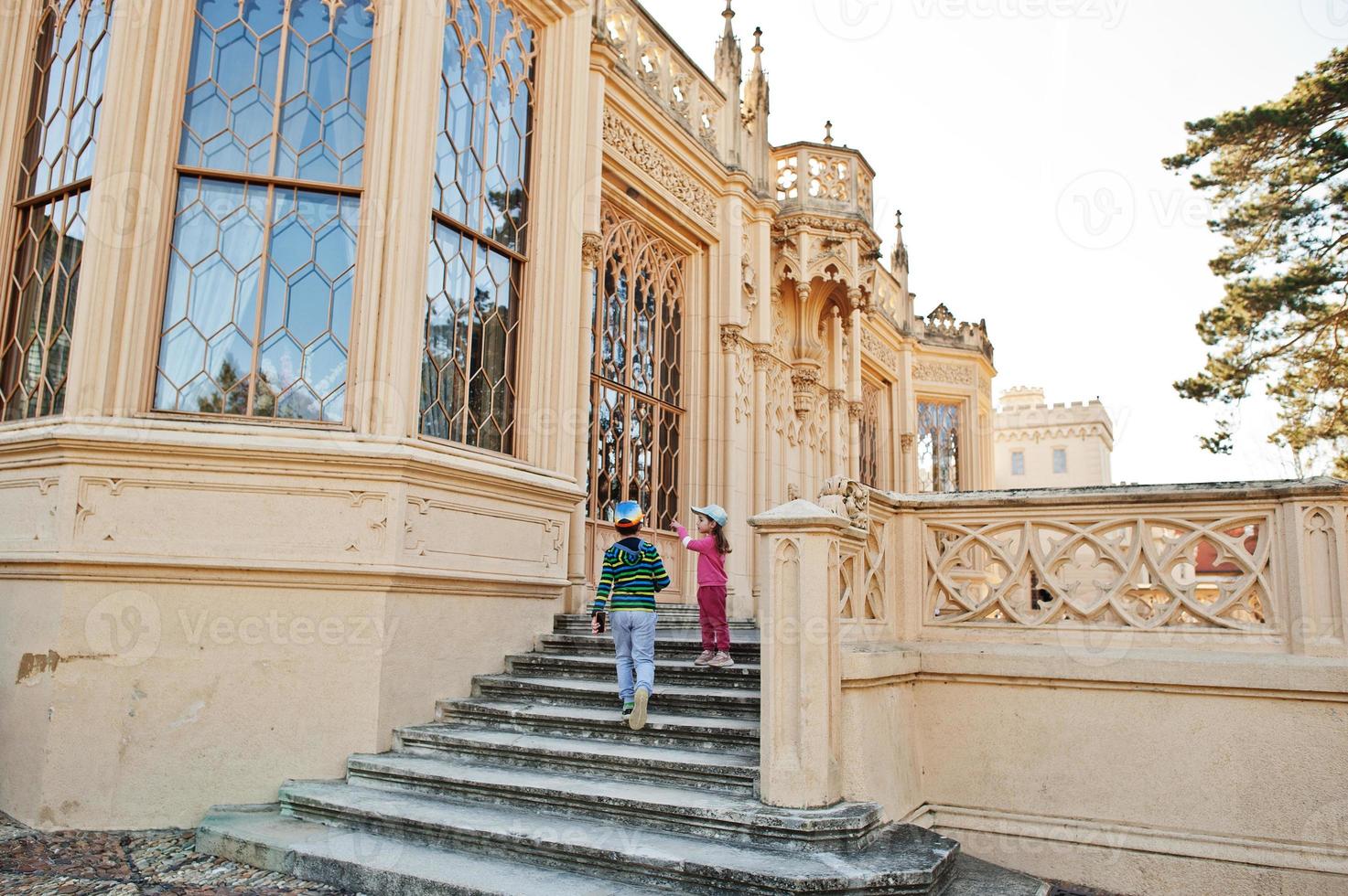 irmão com irmã andando no castelo de lednice, república tcheca. foto