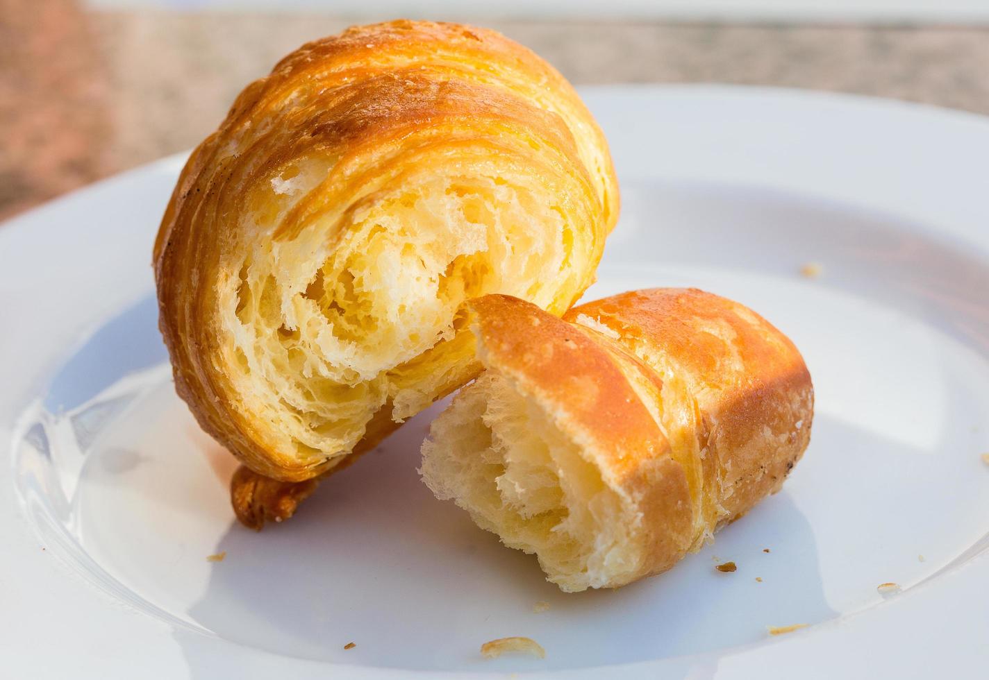 croissant no prato foto