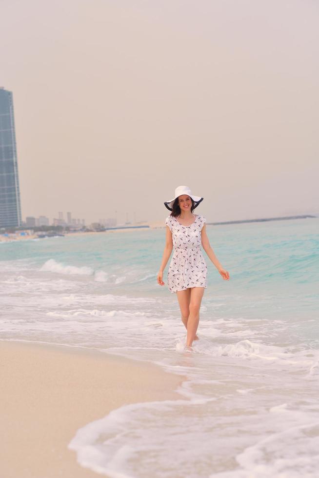 mulher bonita feliz aproveitando as férias de verão foto