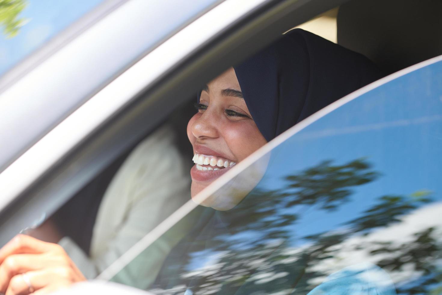 mulher árabe viajando de carro foto