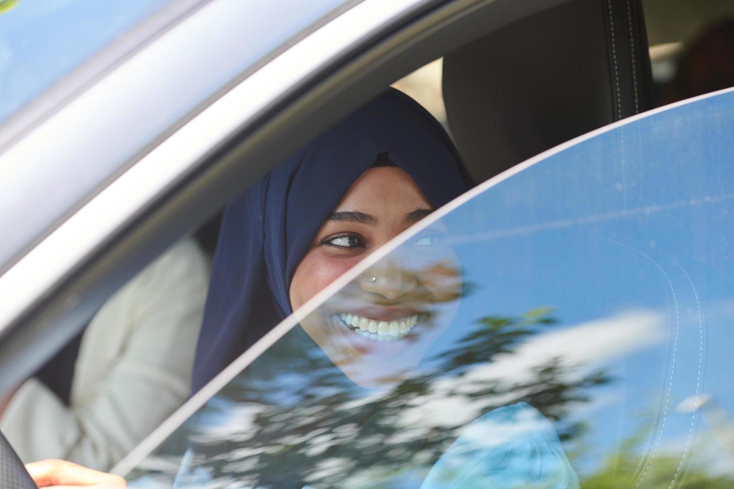 mulher árabe viajando de carro foto