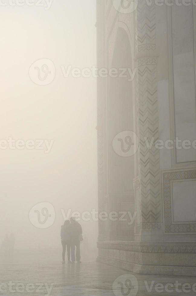 silhueta de um casal apaixonado em uma névoa, perto de taj mahal foto