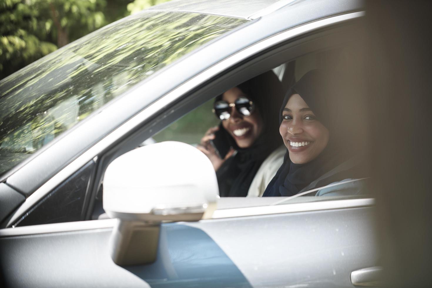 casal de mulher árabe viajando de carro foto