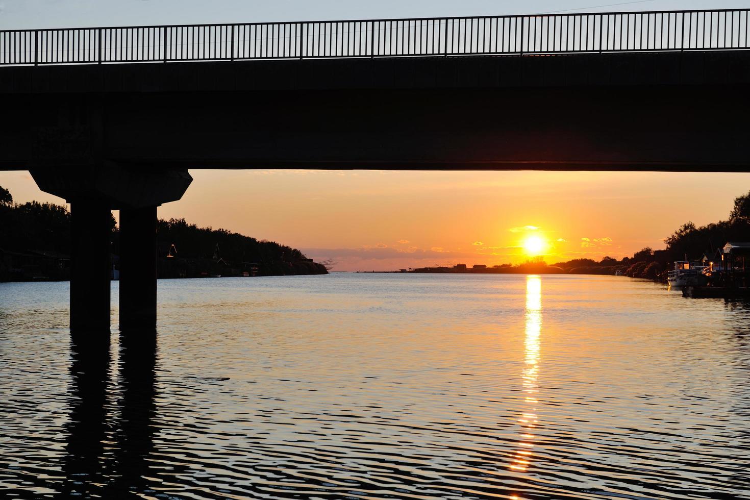 pôr do sol no rio foto