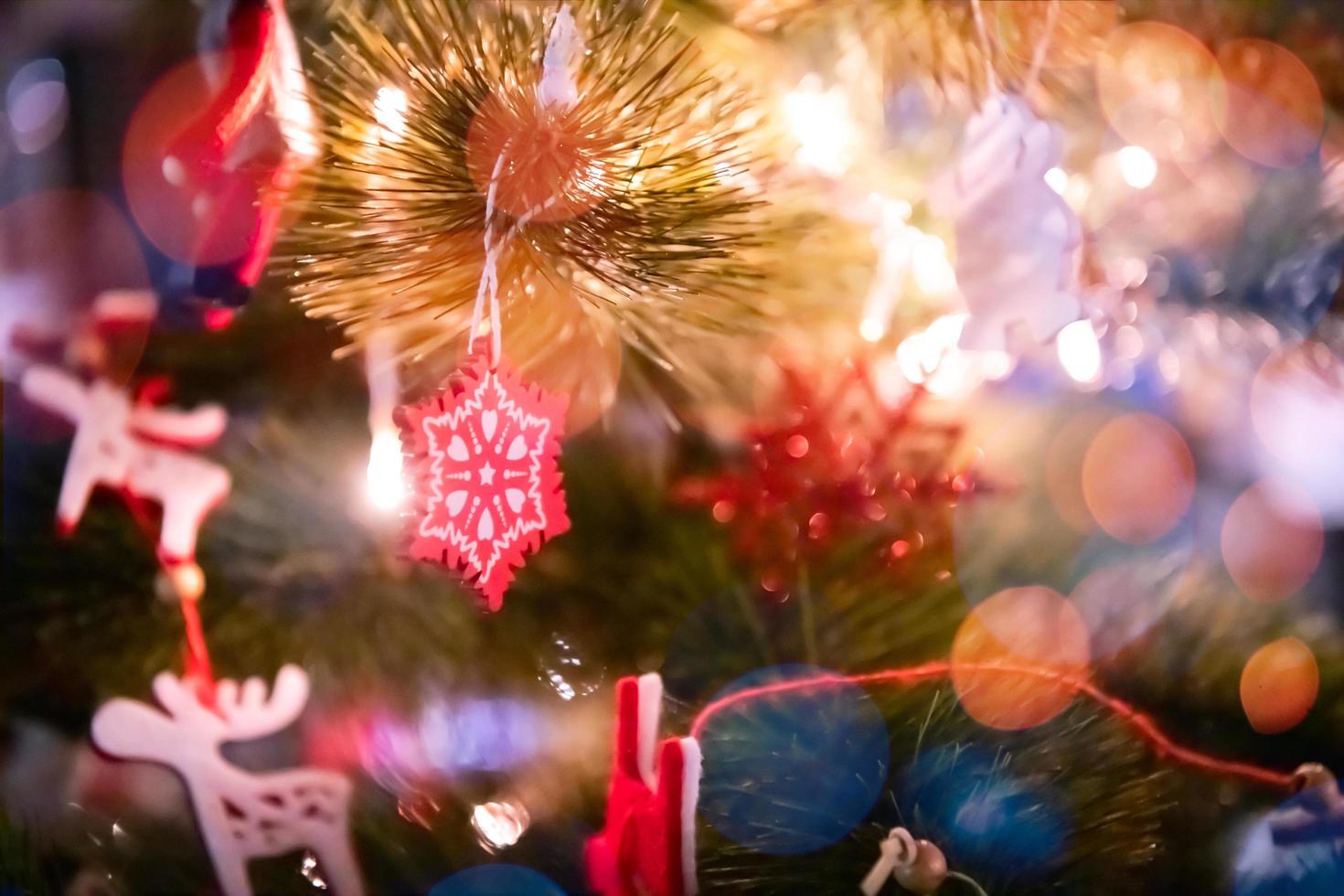 decoração da árvore de natal na festa do escritório foto