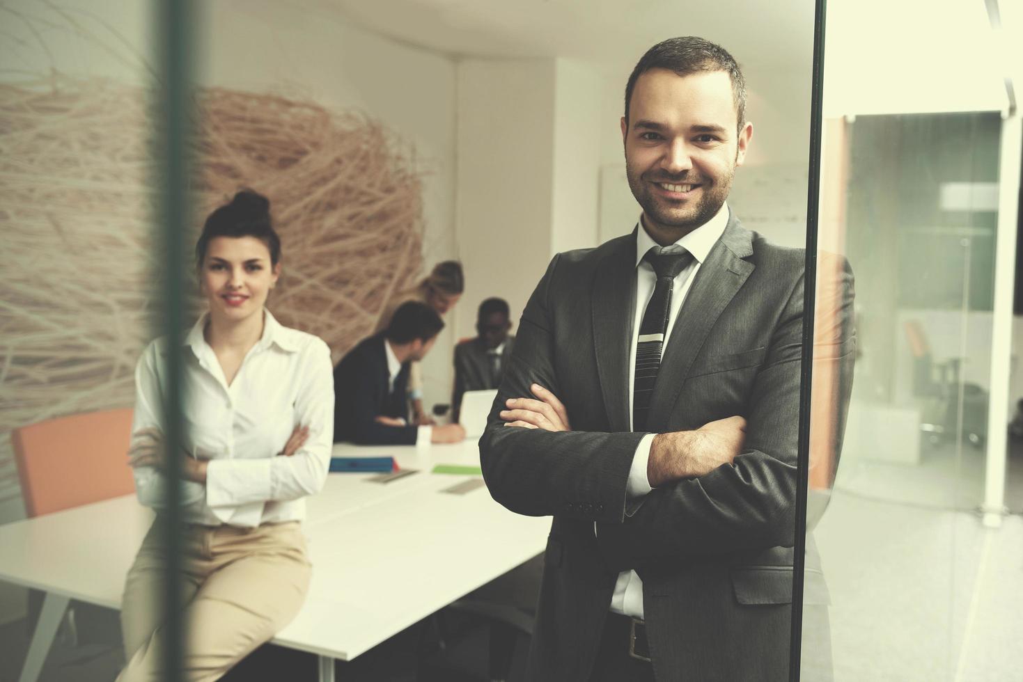 grupo de pessoas de negócios no escritório foto