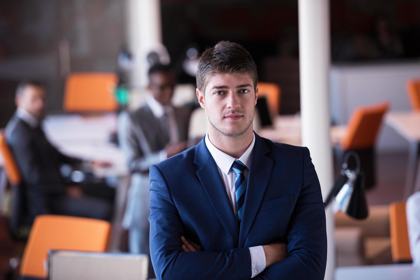 homem de negócios no escritório foto