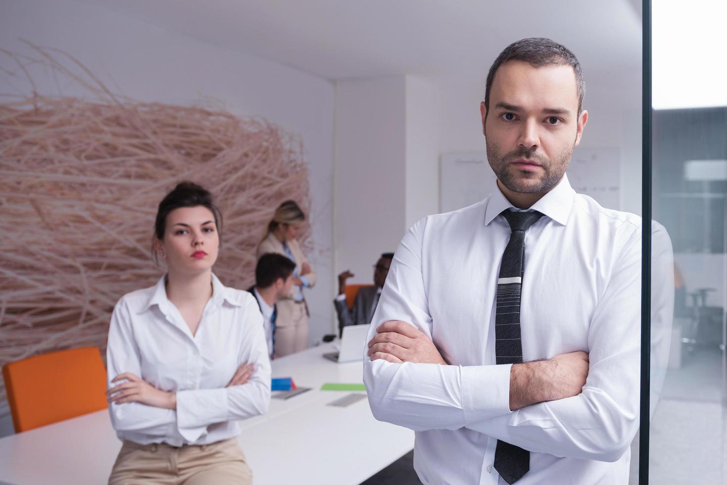 grupo de pessoas de negócios no escritório foto