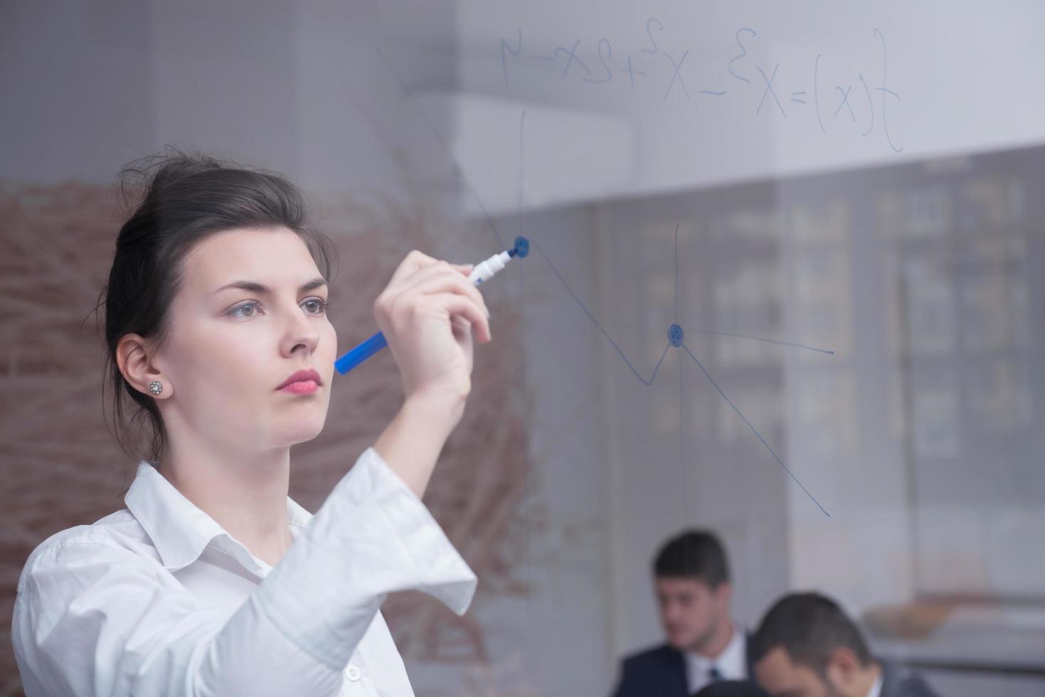 mulher de negócios no escritório foto