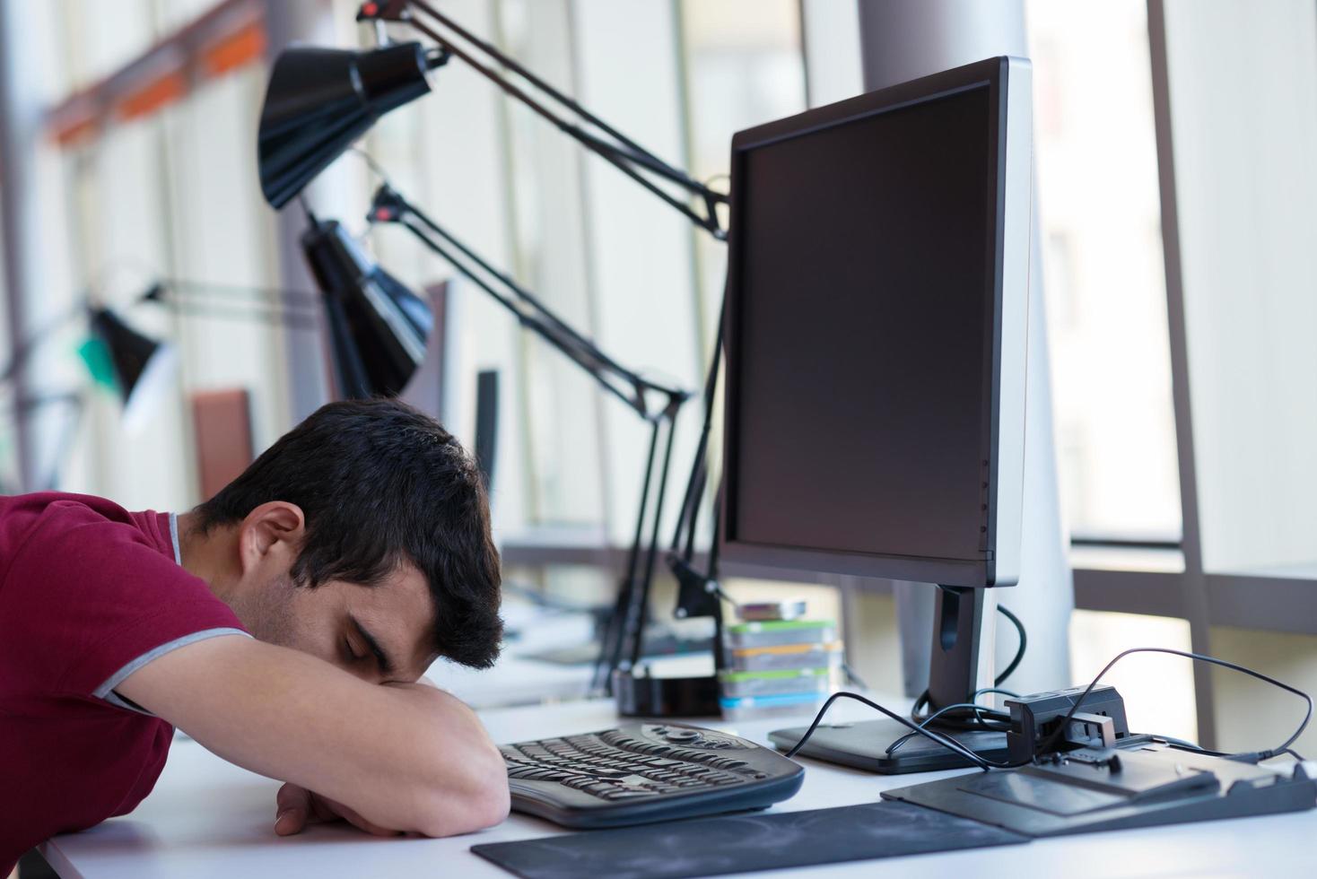 homem de negócios no escritório foto