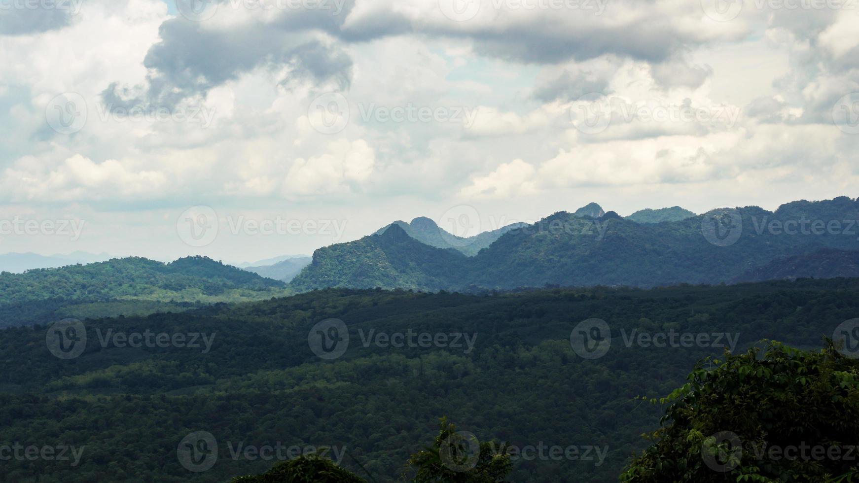 panorama de altas montanhas na tailândia maravilhosa paisagem de estação chuvosa nas montanhas tem todo o céu nuvens e névoa. foto