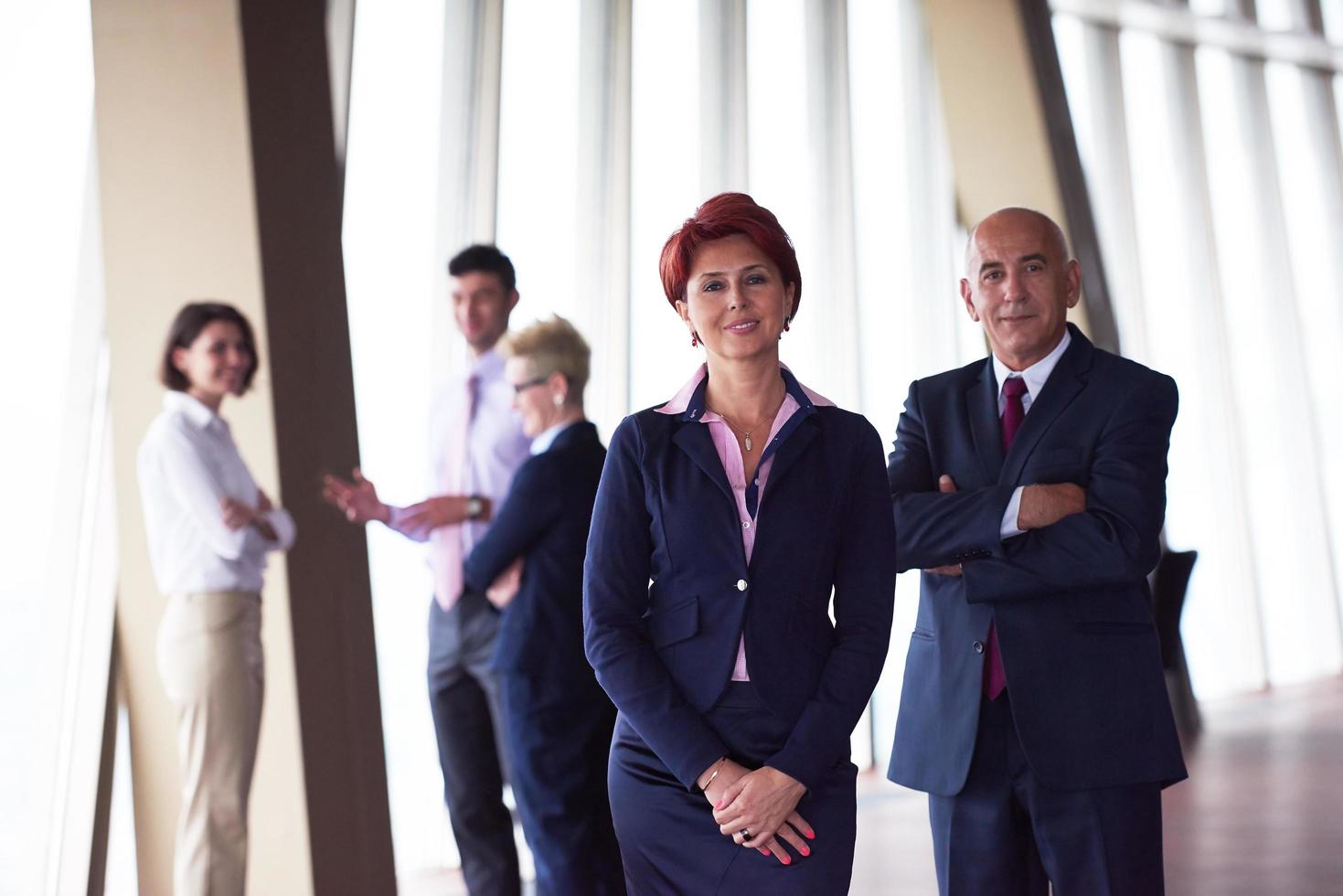 grupo de empresários diversos com mulher ruiva na frente foto