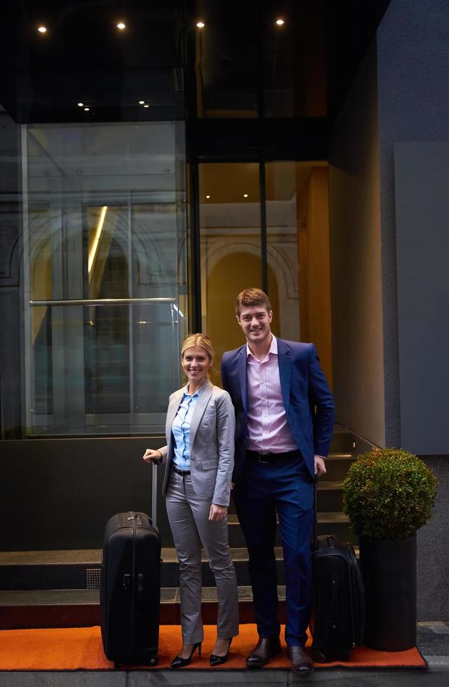 casal de empresários entrando no hotel foto