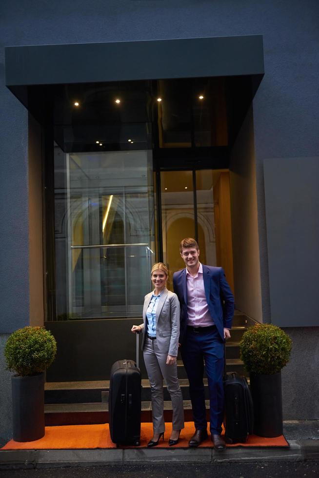 casal de empresários entrando no hotel foto