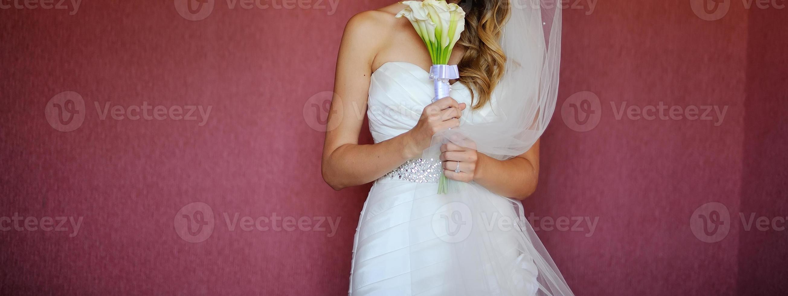 jovem noiva elegante usando lindo vestido de noiva. foto