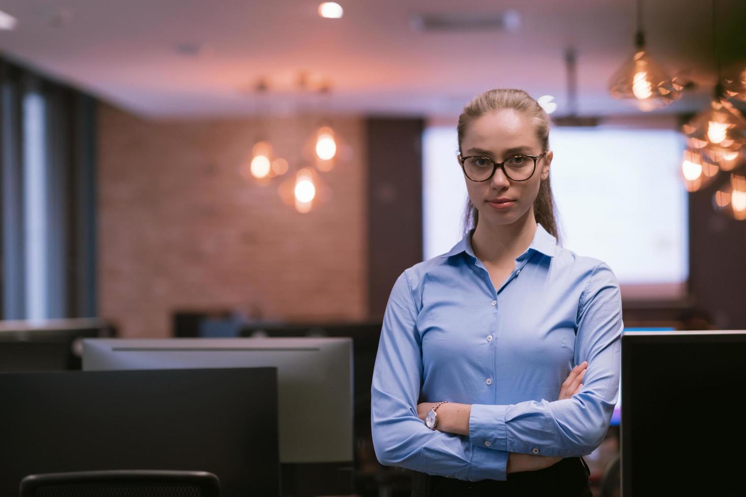 retrato de freelancer em pé no espaço de coworking. empresária confiante olhando para a câmera. foto