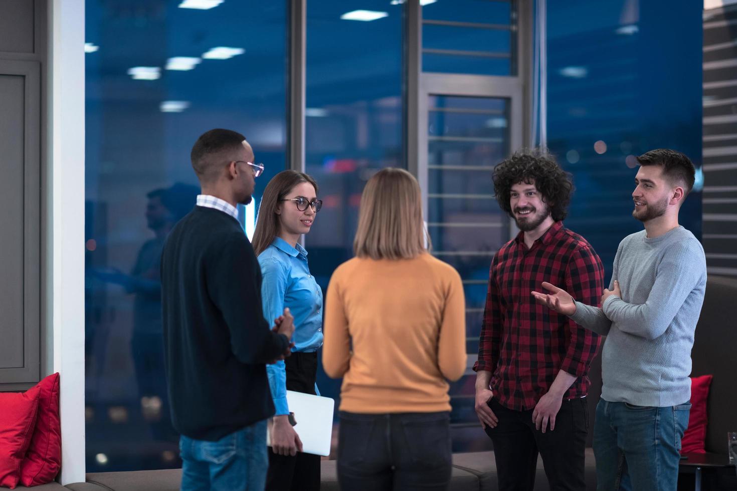 equipe de sucesso. grupo de jovens empresários trabalhando e se comunicando juntos no escritório criativo. foco seletivo foto