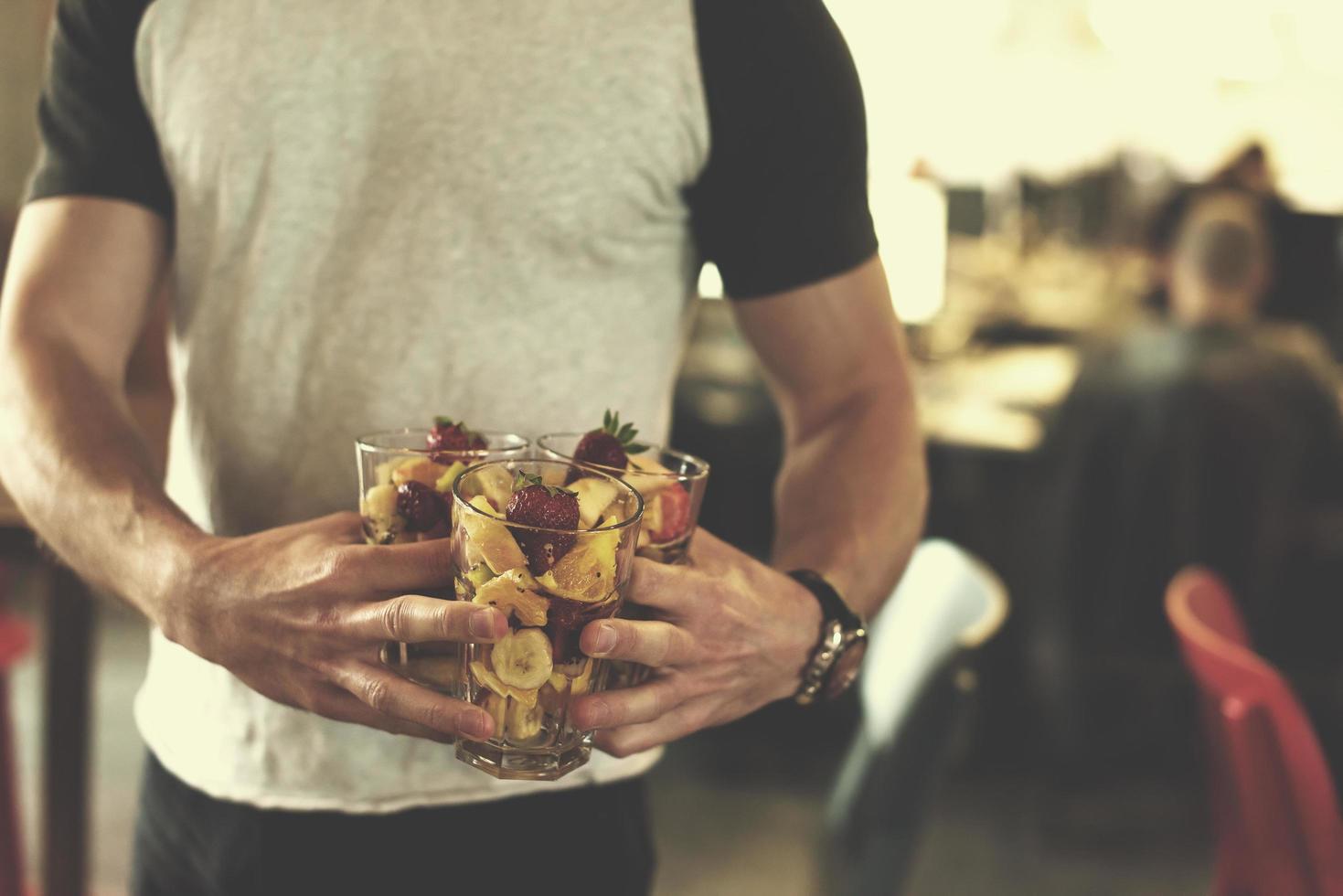 desenvolvedor de software comendo uma salada de frutas foto