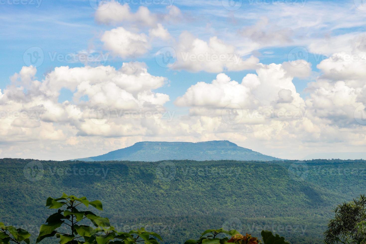 panorama de altas montanhas na tailândia maravilhosa paisagem de estação chuvosa nas montanhas tem todo o céu nuvens e névoa. foto